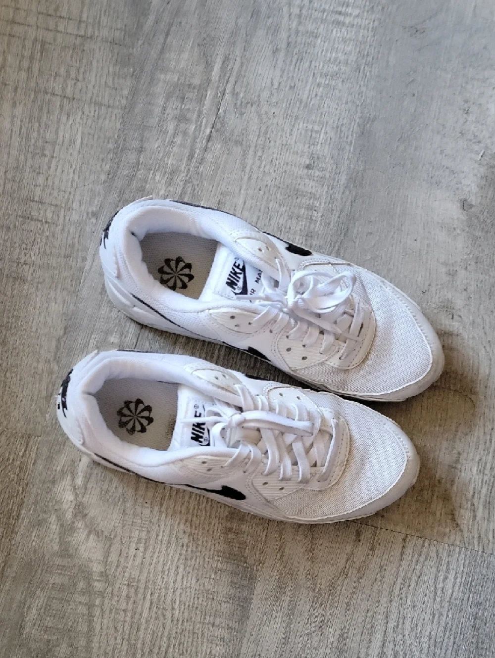 Women's 8.5 Nike White and Black Air Max Sneakers